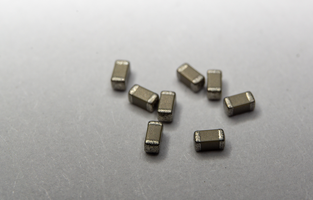 MLCCとは?MLCCの課題を導電性高分子コンデンサで解決